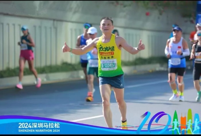 旭彩网助力广工大跑团竞跑深圳马拉松，共享绿色健康生活！
